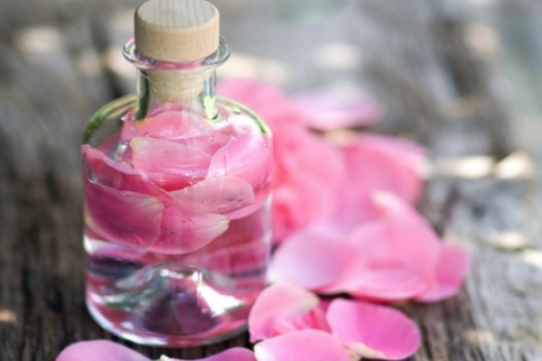 Natural-Toners-For-Oily-Skin-1 eau de rose Préparation de l`eau de rose maison Natural Toners For Oily Skin 1