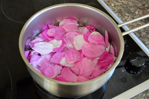 eau de rose eau de rose Préparation de l`eau de rose maison rose petals simmer1