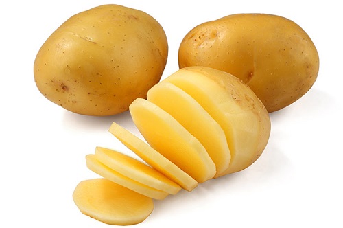 Potato-Pulp-natural-face anti cernes Dites adieu au cernes avec ces remèdes naturels Potato Pulp natural face