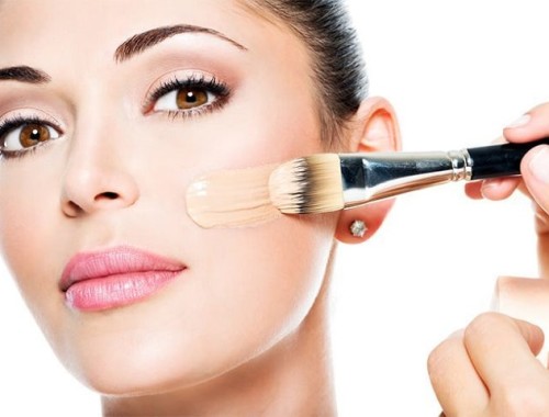 fond de teint Comment faire durer son fond de teint tout la journée sans qu`il ne bouge applying liquid foundation 500x380