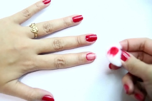 Apply-Dark-nail-color ongles Astuces pour des ongles enviables et des mains de fées Apply Dark nail color