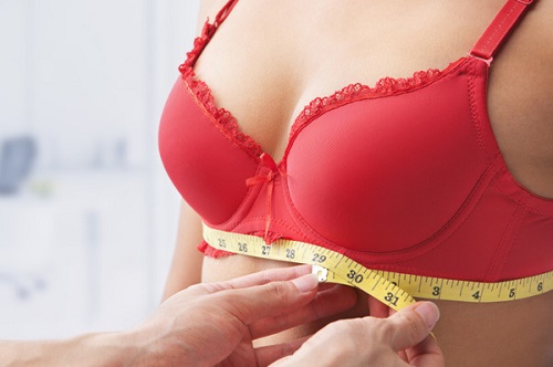 soutien gorge soutien gorge Définir la taille exacte de son soutien gorge woman having bra fitting