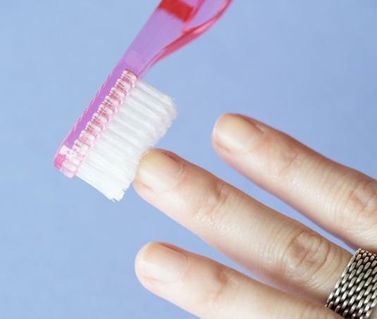 ongles brosse a dents Astuces futés d`utilisation de la brosse a dents en beauté 2