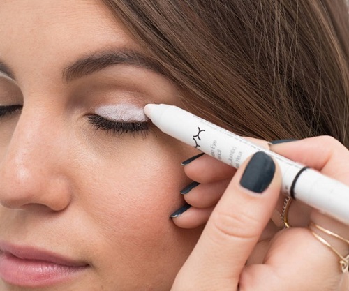 base pour les yeux eyeliner Astuces pour devenir pro du trait d`eyeliner 22 Genius Eyeliner Hacks Every Woman Needs to Know2