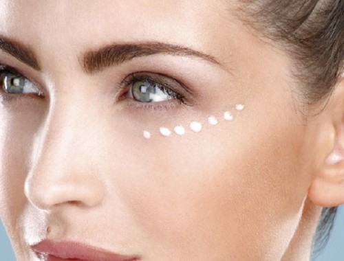 contour des yeux L`application et le choix de la crème contour des yeux gallery big apply eye cream from the fridge 500x380