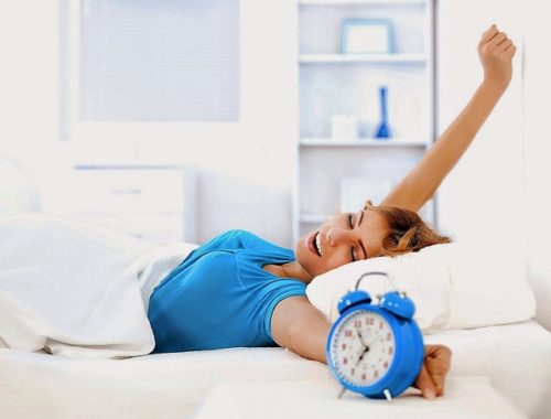 dormir Astuces a faire avant de dormir pour se réveiller toute belle Woman waking up in bed 500x380